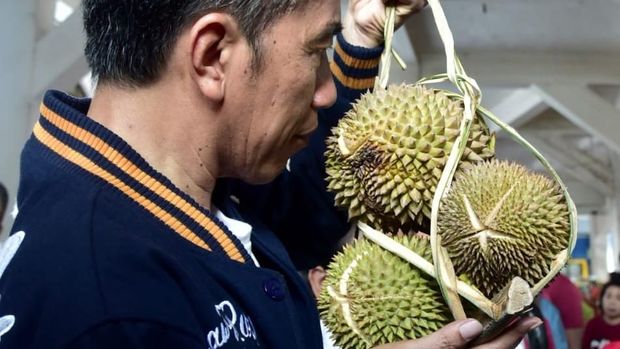 Belanja untuk Cucu, Jokowi Habis Rp400 Ribu di Pasar Kendari