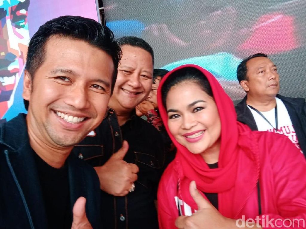 Emil Dardak dan Puti, Dulu Bersaing Kini Bersatu Menangkan Jokowi Emil Dardak dan Puti, Dulu Bersaing Kini Bersatu Menangkan Jokowi