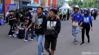 Para suporter berkumpul di depan Stadion Si Jalak Harupat jelang laga perdana Piala Presiden yang mempertemukan Persib Bandung vs Tira Persikabo.