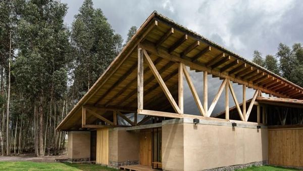 Wah, Rumah Ini Kokoh Meski Dibangun dari Lumpur