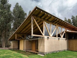 Wah, Rumah Ini Kokoh Meski Dibangun dari Lumpur