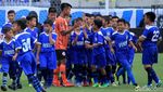 Aksi Pesepakbola Cilik Keroyok Pemain Senior di Kickoff Piala Presiden