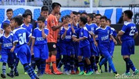 Pertandingan Fun Football ini berlangsung sekitar 5 menit. Usai bertanding para pesepakbola cilik ini langsung memberi pelukan dan berjabat tangan kepada empat pemain bintang itu.