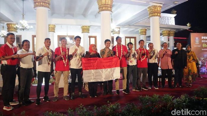 4 pemain Timnas Indonesia U-22 dapat tambahan bonus dari Gubernur Jatim (Hilda Meilisa Rinanda/detikSport) 4 pemain Timnas Indonesia U-22 dapat tambahan bonus dari Gubernur Jatim (Hilda Meilisa Rinanda/detikSport)