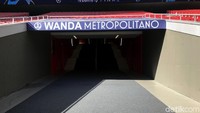 Stadion Wanda ini pun memiliki kemiripan dengan salah satu stadion tuan rumah Piala Dunia 2018, Cosmos Arena di Samara, Rusia. Stadion itu sama-sama terlihat seperti UFO dari kejauhan.