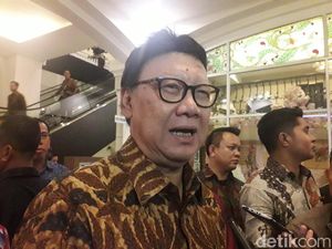 Mendagri Mengaku Heran Dengan Polemik KTP WNA Mendagri Mengaku Heran Dengan Polemik KTP WNA