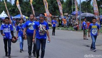 Penonton kedua kesebelasan hadir untuk menyaksikan pertandingan ini. Suporter Persib nampak tiba dengan mengenakan pakaian berwarna biru.
