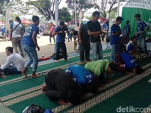Jelang Persib Vs Tira Persikabo, Bobotoh Salat di Tenda