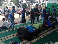 Jelang Persib Vs Tira Persikabo, Bobotoh Salat di Tenda