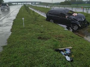 Selip, SUV Terperosok ke Parit Tol Jombang-Mojokerto