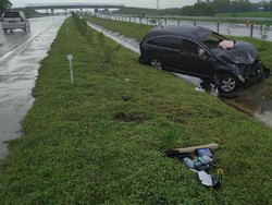 Selip, SUV Terperosok ke Parit Tol Jombang-Mojokerto