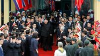 Ratusan Warga Vietnam Antar Kepulang Kim Jong Un ke Korut