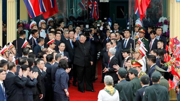 Ratusan Warga Vietnam Antar Kepulang Kim Jong Un ke Korut