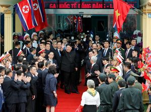 Ratusan Warga Vietnam Antar Kepulang Kim Jong Un ke Korut