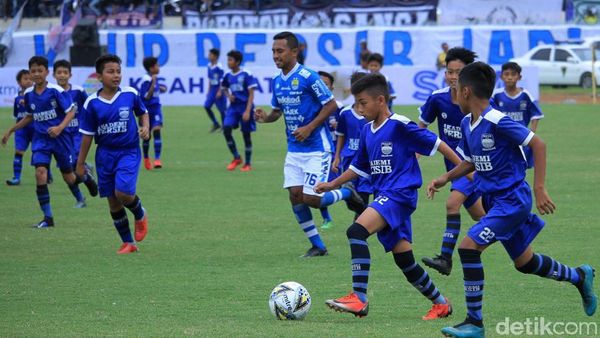 Aksi Pesepakbola Cilik Keroyok Pemain Senior di Kickoff Piala Presiden