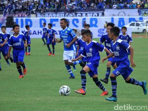 Aksi Pesepakbola Cilik Keroyok Pemain Senior di Kickoff Piala Presiden