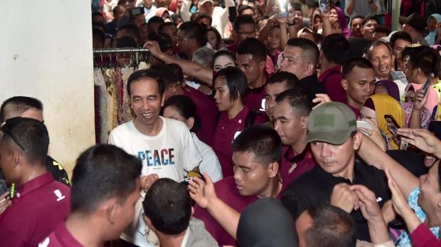 Presiden Joko Widodo dan Ibu Negara Iriana mengunjungi Pasar Sentral di Kota Kendari, Sulawesi Tenggara, Sabtu (2/3).