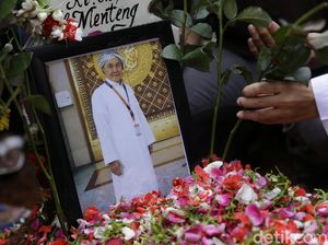 Derai Air Mata Iringi Pemakaman Komedian Nur Tompel