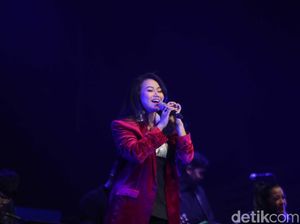 Yura Yunita Belajar Bahasa Isyarat demi Video Lirik Merakit Yura Yunita Belajar Bahasa Isyarat demi Video Lirik Merakit