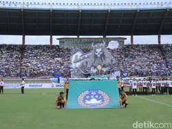 Ratu Tisha dan Peter Tanuri Disambut Huuuu di Stadion Si Jalak Harupat