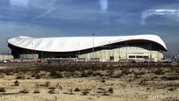 Sebuah bangunan bak piring terbang raksasa mendarat di pinggiran Madrid. Lama tak bertuan, stadion itu, Wanda Metropolitano, kini menjadi markas baru Atletico Madrid.