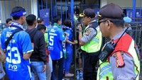 Sejumlah polisi bersiaga untuk mengamankan antrean masuk para suporter di Stadion Si Jalak Harupat, Bandung.