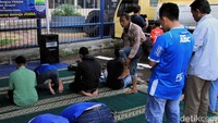 Sebuah tenda didirikan untuk menjadi mushola portabel. Para suporter pun mengaku senang dengan adanya mushola portabel ini karena dapat memudahkan mereka untuk beribadah sambil menunggu jalannya pertandingan.