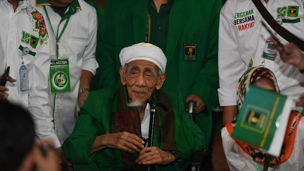 KH Maimum Zubair atau Mbah Moen 