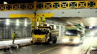 Aksi Petugas Bina Marga Percantik Underpass di Tanah Abang