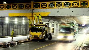Aksi Petugas Bina Marga Percantik Underpass di Tanah Abang