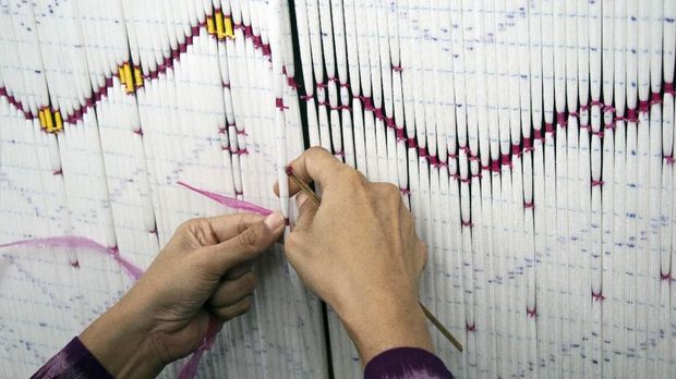 TENUN IKAT KEDIRI Pekerja membuat motif kain Tenun Ikat khas Kediri sebelum diwarnai di Kelurahan Bandar Kidul, Kediri, Jawa Timur. (ANTARA FOTO/Galih Pradipta)