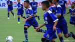 Aksi Pesepakbola Cilik Keroyok Pemain Senior di Kickoff Piala Presiden