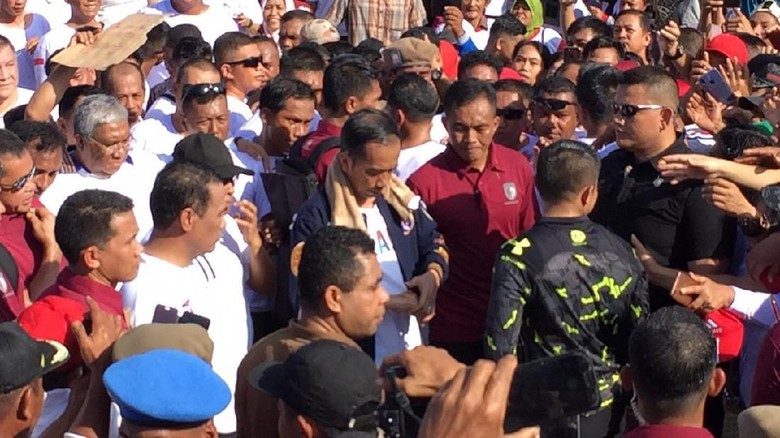 Tangan Jokowi Luka Saat Jalan Santai di Kendari