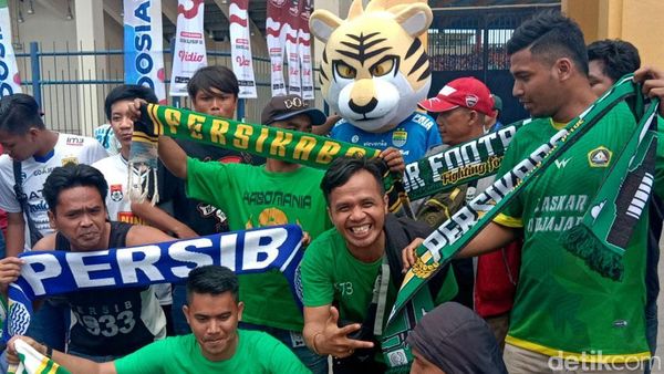Suporter Ramaikan Stadion Jelang Laga Persib vs Tira Persikabo