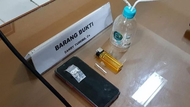 Barang bukti Sandy Tumiwa