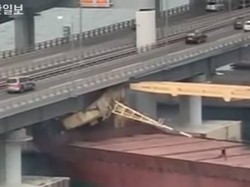 Kapten Diduga Mabuk, Kapal Kargo Rusia Tabrak Jembatan di Korsel