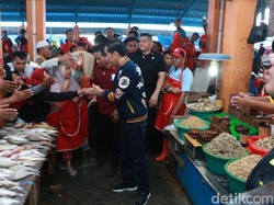 Bagikan UMi ke Pedagang di Kendari, Jokowi: Hati-hati Menggunakannya