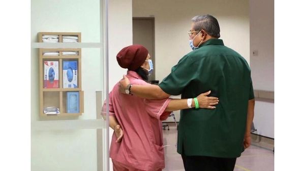 Momen SBY Temani Ani Yudhoyono Exercise di Lorong NUH