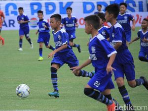 Ketika Syafril Lestaluhu dkk Dikeroyok 60 Pemain Cilik Jelang Kickoff Piala Presiden Ketika Syafril Lestaluhu dkk Dikeroyok 60 Pemain Cilik Jelang Kickoff Piala Presiden