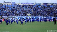 Fun Football itu pun membuat para suporter nampak ramai di bangku tribune mendukung para pesepakbola cilik.