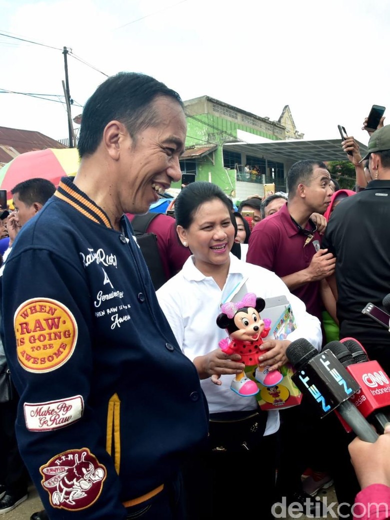 Oleh-oleh Jokowi untuk Jan Ethes dan Sedah Mirah dari Kendari Oleh-oleh Jokowi untuk Jan Ethes dan Sedah Mirah dari Kendari