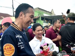 Blusukan Ke Pasar di Kendari, Jokowi Tegaskan Harga Stabil