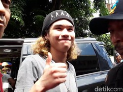 Jenguk Dhani di Rutan, Dul Bawa Cinta dan Nasi Krawu