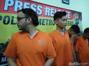 Sandy Tumiwa Ditahan, Ibunda Belum Tahu Jenguk Kapan Sandy Tumiwa Ditahan, Ibunda Belum Tahu Jenguk Kapan