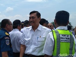 Luhut Minta Masa Transisi Pelabuhan Kuala Tanjung Dipercepat