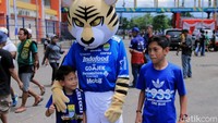 Sambil menunggu masuk ke stadion, dua orang suporter Persib berfoto bersama Prabu yang merupakan maskot Persib Bandung.