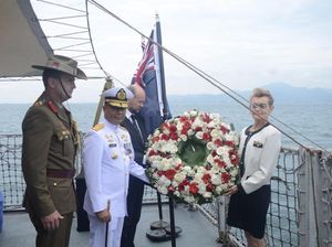 Naiki KRI Usman Harun, AS-Australia Tabur Bunga di Selat Sunda Naiki KRI Usman Harun, AS-Australia Tabur Bunga di Selat Sunda
