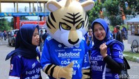 Maskot Persib bernama Prabu nampak telah hadir dan menjadi sasaran foto para suporter.