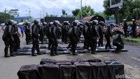 Petugas kepolisian pun dikerahkan untuk menjaga jalannya pertandingan agar tetap kondusif.