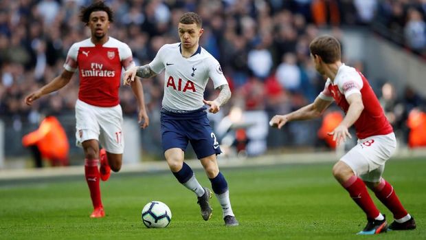 Kieran Trippier yang membuat gol bunuh diri saat Tottenham dikalahkan Chelsea 0-2. (